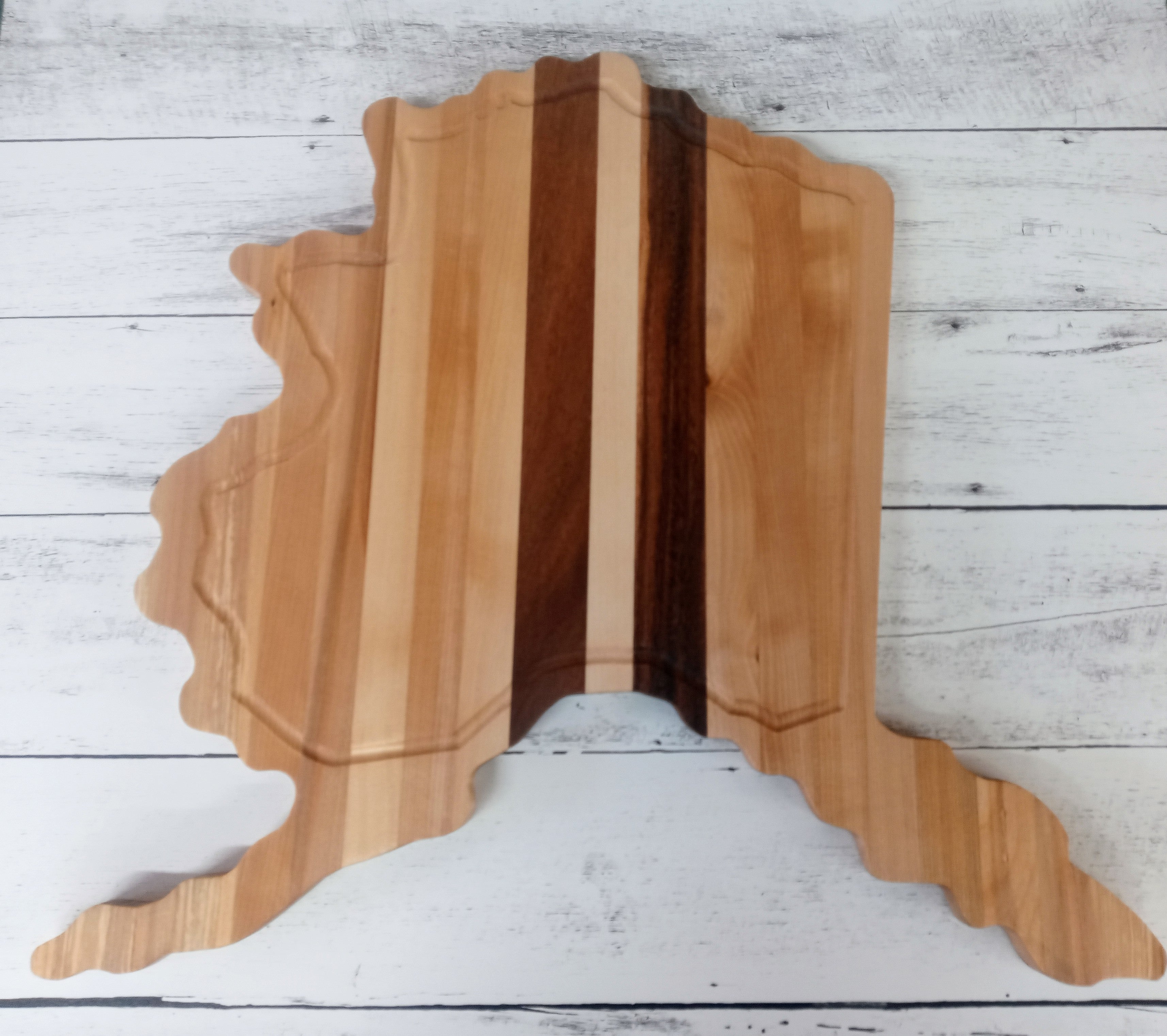 Alaska Cutting Board with Juice Groove